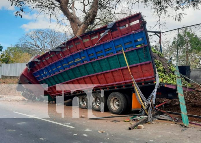 Desperfectos mecánicos de un camión ocasionan caos en Managua