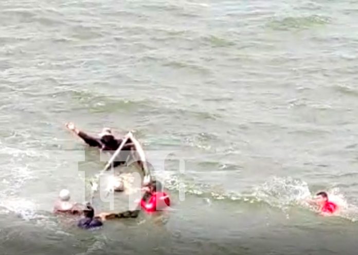 Pescadores son rescatados de morir ahogados en el lago de Managua
