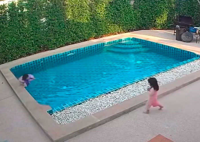  Niña rescata a su hermanita de 2 años de ahogarse en la piscina