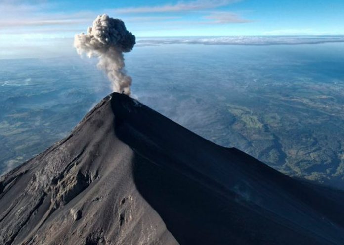 En Guatemala confirma que el volcán de Fuego entró en erupción
