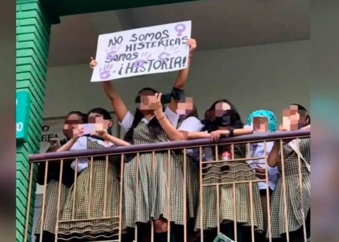 Estudiantes en Colombia denuncian a profesor por presunto acoso sexual