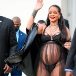 ¡Elegante! Rihanna muestra su pancita en exigente desfile de moda
