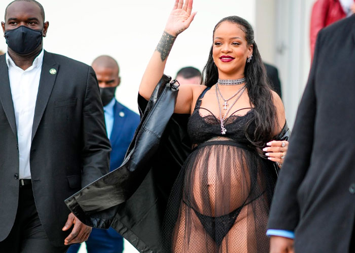 Elegante! Rihanna muestra su pancita en exigente desfile de moda