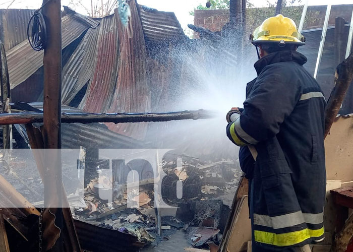 Familia queda sin nada al quemarse su vivienda en León