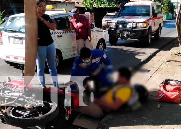 Invasión de carril provoca accidente entre moto y taxi en Managua