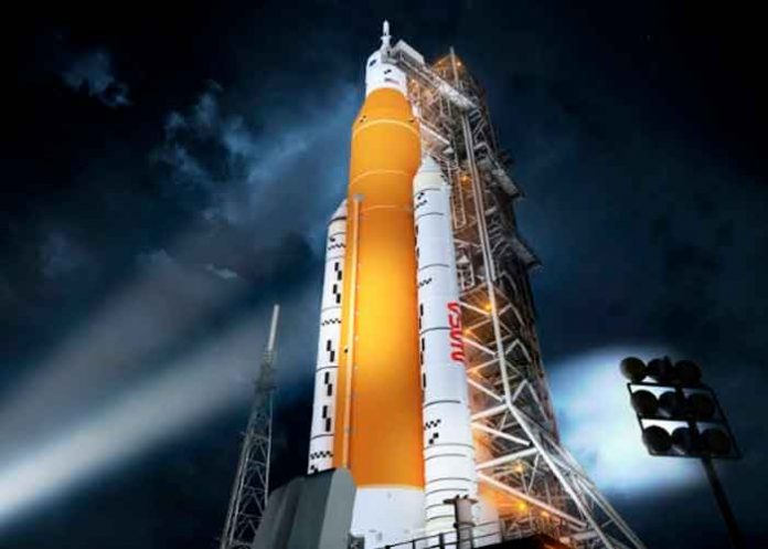 NASA comienza transporte de su cohete lunar a una plataforma de lanzamiento