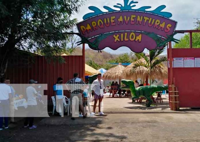 Familias visitan centro recreativo en Xiloá