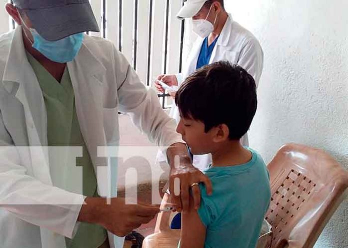 Vacuna en la colonia Tenderí en Managua