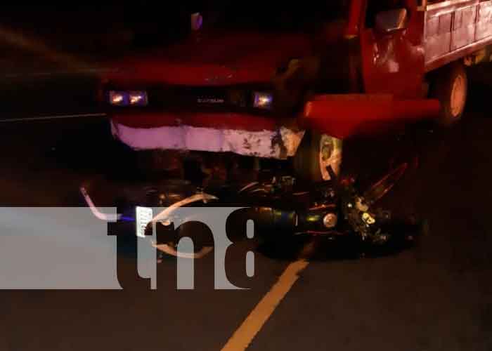 Motociclista grave tras impactar contra camioneta en Carazo