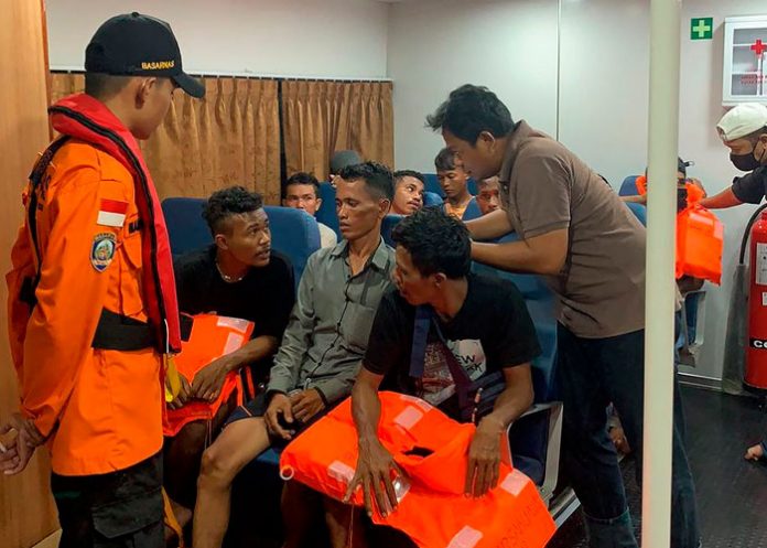 Náufragos de un barco que se hundió en Indonesia son rescatados con vida