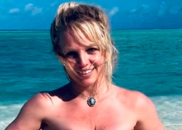 Britney Spears posa desnuda en la playa