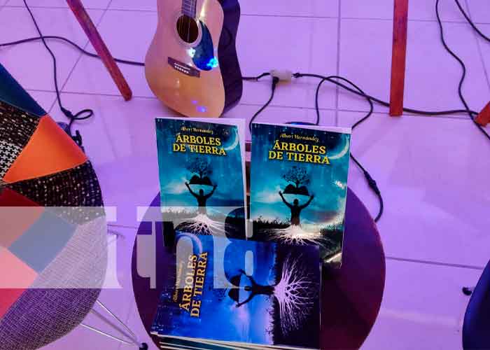 Exponen el libro árboles de tierra en Managua