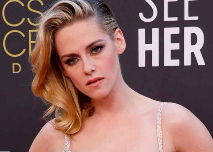 Kristen Stewart rompe estereotipos en la alfombra roja de los Oscar 2022