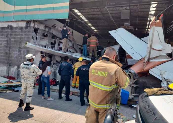 Avioneta se estrella en un supermercado de México y mueren tres personas