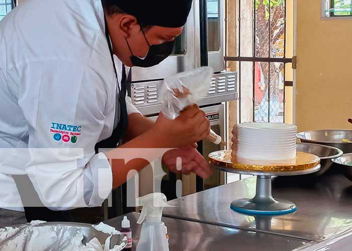Promueven taller de decoración de pasteles y postres en Granada