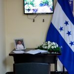 Firma de libro de condolencias en honor a Berta Cáceres
