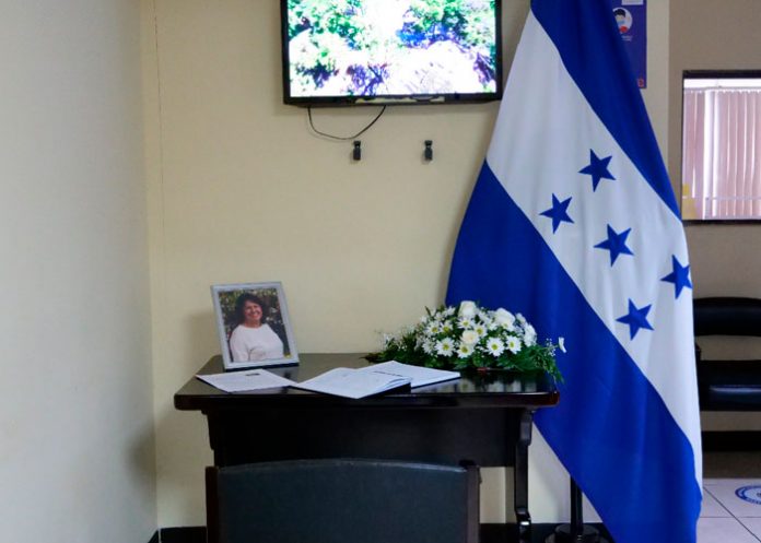 Firma de libro de condolencias en honor a Berta Cáceres