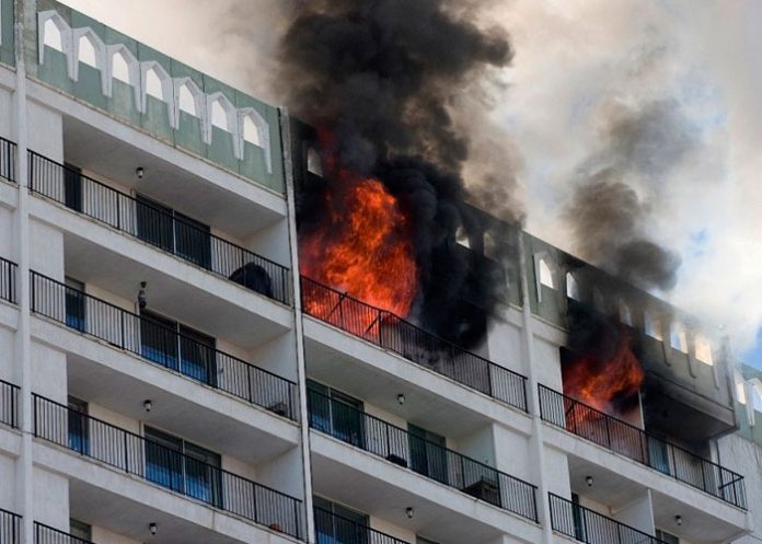 Bebé salta por la ventana de un edificio en llamas