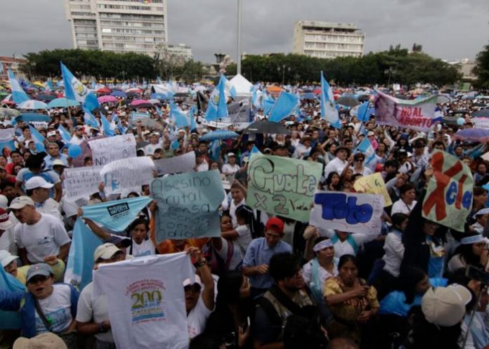 Endurece las penas en Guatemala por aborto y niegan el matrimonio homosexual