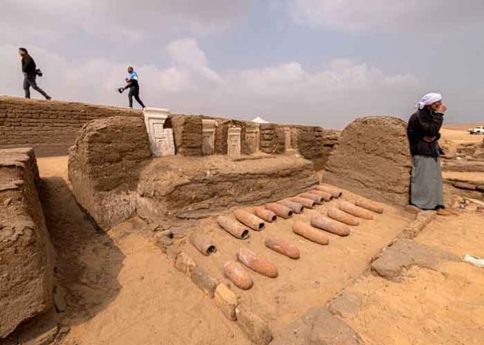 Descubren 5 tumbas en Egipto