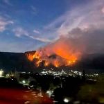 Fuerte incendio forestal consume alrededores del cerro de Tepozteco, en Morelos
