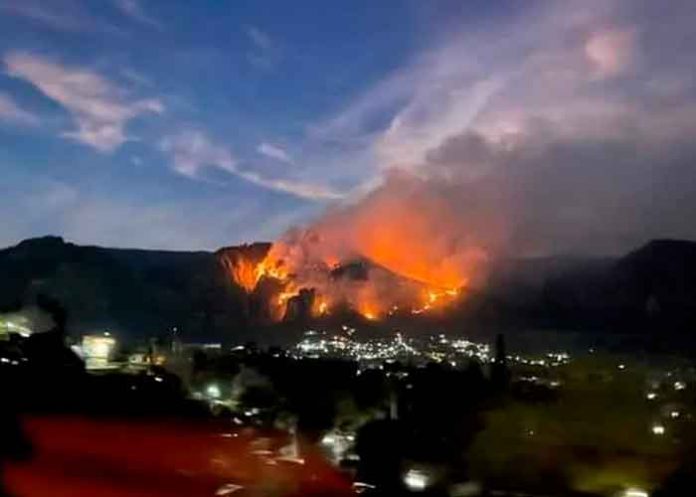 Fuerte incendio forestal consume alrededores del cerro de Tepozteco, en Morelos