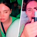 Mujer marca a hombres con labial dentro de una discoteca