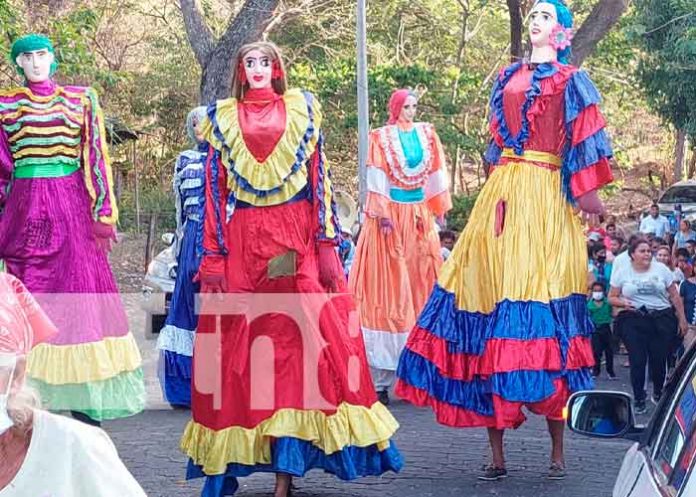 Festival de Gigantonas en celebracion del 26 aniversario de la Ciudad San Lorenzo