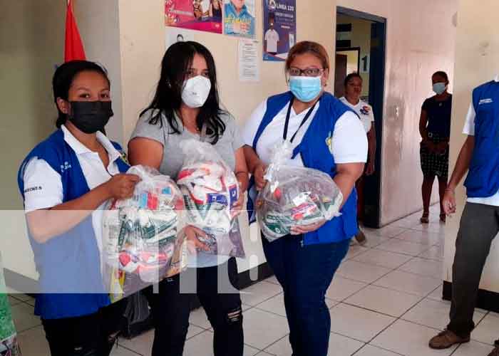 Madres con partos múltiples reciben paquetes alimenticios en Rivas