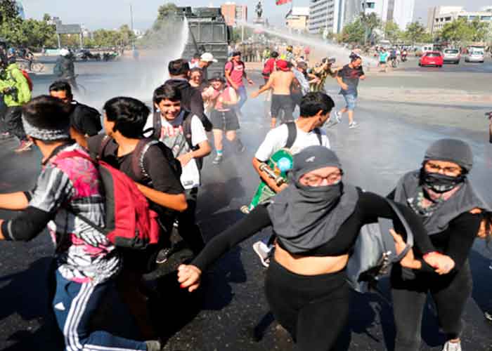 Chile: Represión en Plaza Dignidad por parte de carabineros