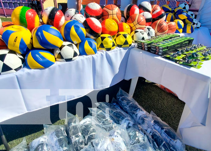 Consejos de deportes de Nicaragua reciben materiales deportivos