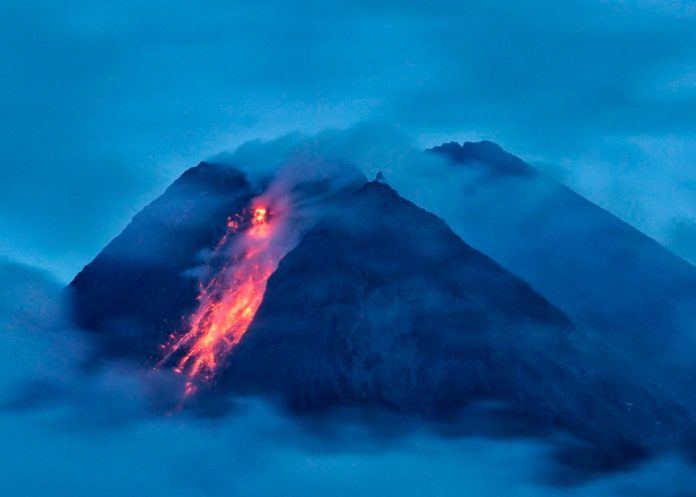 Evacuan a cientos en Indonesia por la erupción de volcán Merapi