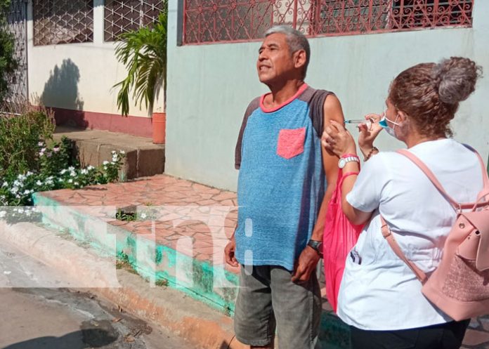 Vacuna casa a casa en Barrio 380 de Managua