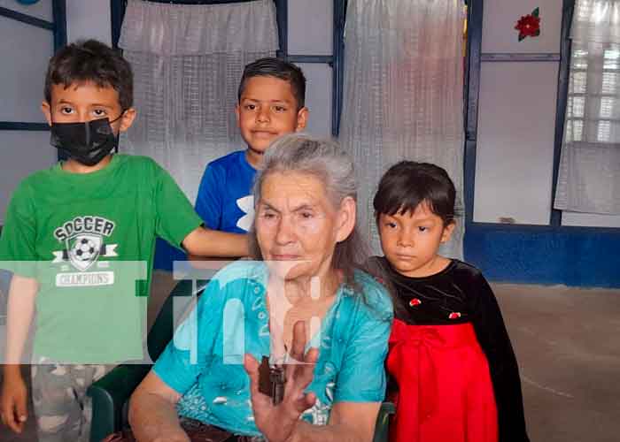 La anciana de 81 años Ofelia Martínez recibe vivienda solidaria en Managua