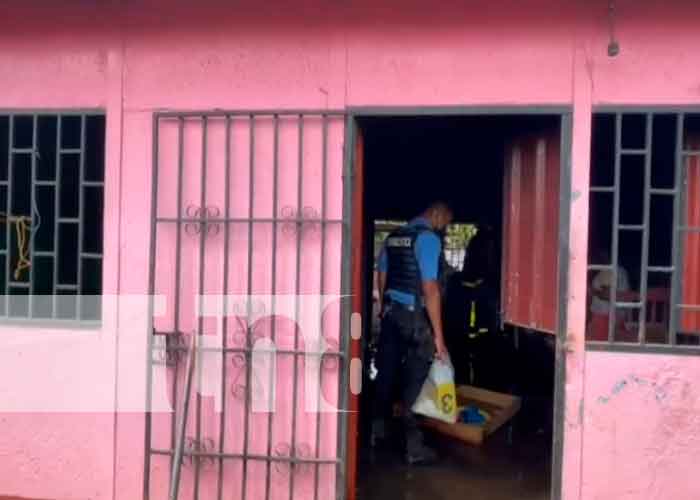 Jalapa: Vivienda casi queda reducida a ceniza por un cortocircuito
