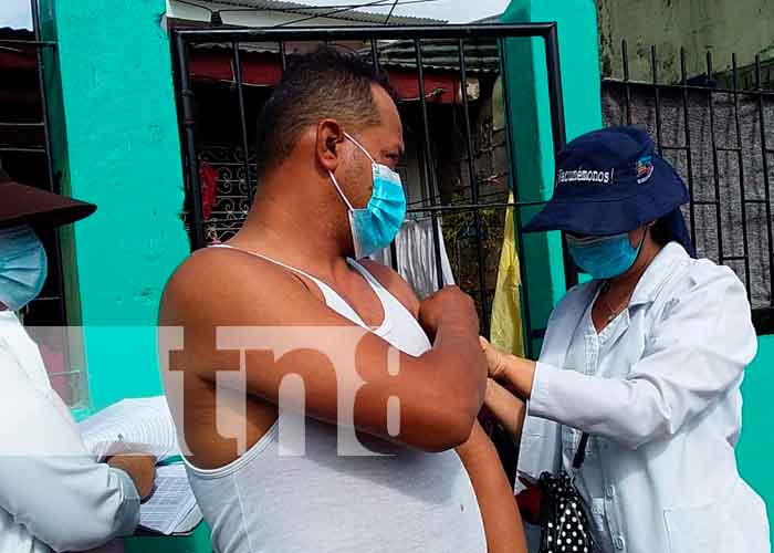 Vacuna en la colonia Tenderí en Managua