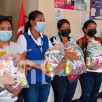 Madres con partos múltiples reciben paquetes alimenticios en Rivas