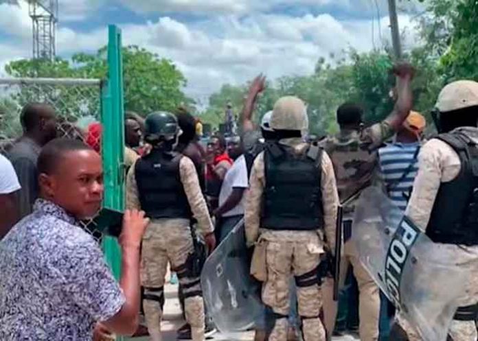 Protestas en Haití dejan una persona muerta y un avión quemado