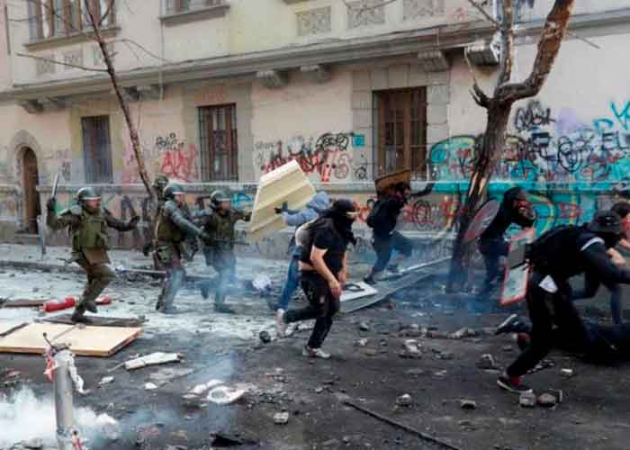 Foto: Chile: Represión en Plaza Dignidad por parte de carabineros | Cortesía. 