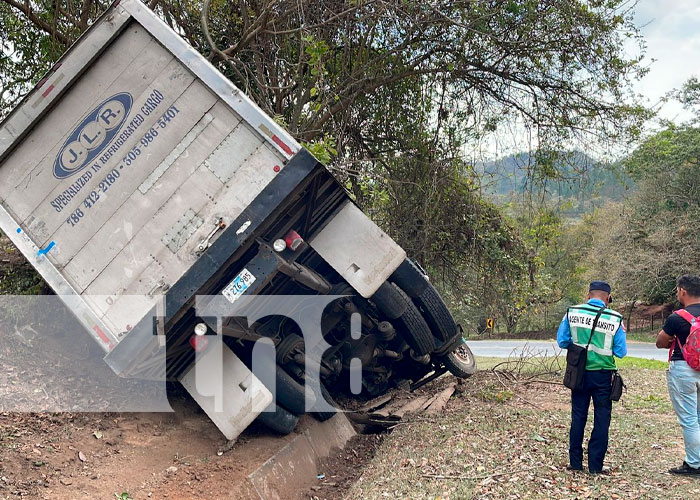 Supuestas fallas mecánicas provocan vuelco de vehículo en Jalapa