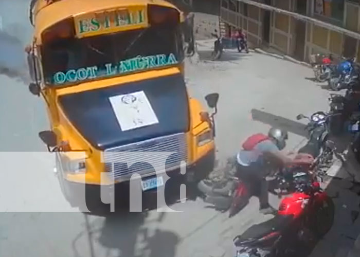 Bus se estrella contra una vivienda en Nueva Segovia