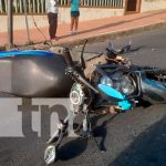 Accidente de tránsito deja a un motociclista y acompañante lesionados en Managua