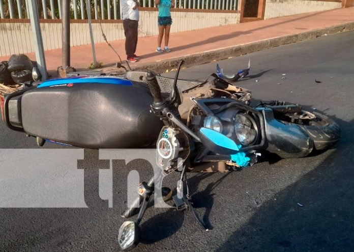 Accidente de tránsito deja a un motociclista y acompañante lesionados en Managua