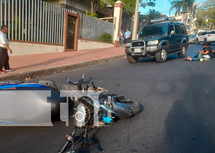 Accidente de tránsito deja a un motociclista y acompañante lesionados en Managua 