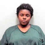 Florida: Mujer enfrenta cargos por inhalar desodorante mientras conducía