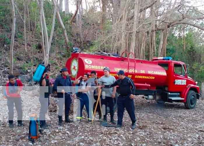 Controlan incendio forestal en Peña Inculta en la Isla de Ometepe