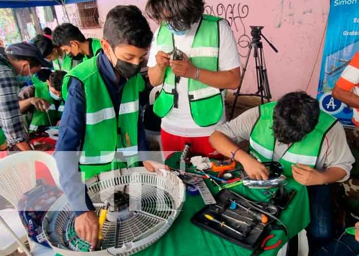 Estudiantes reparan electrodomésticos a pobladores del Distrito VI de Managua
