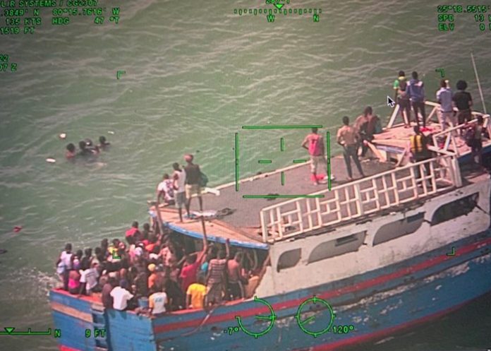 Embarcación con 300 migrantes haitianos llega a los Cayos de Florida