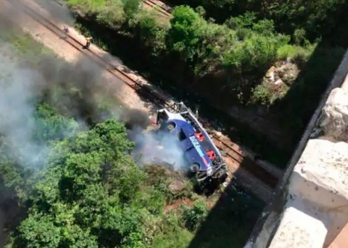¡Trágico! 11 muertos al caer un autobús por un precipicio en Brasil