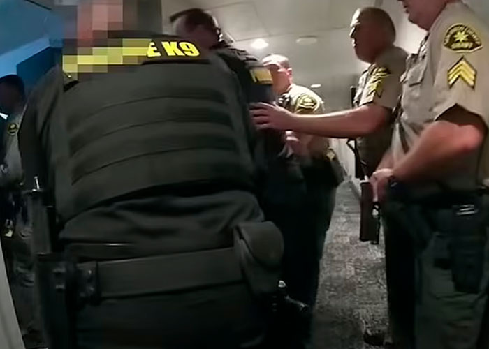 ¡Atroz! Policías en California acribillan a mujer durante un desalojo